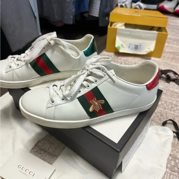 Gucci White Sneakers with Green and Red Stripes - Picture 3 of 6